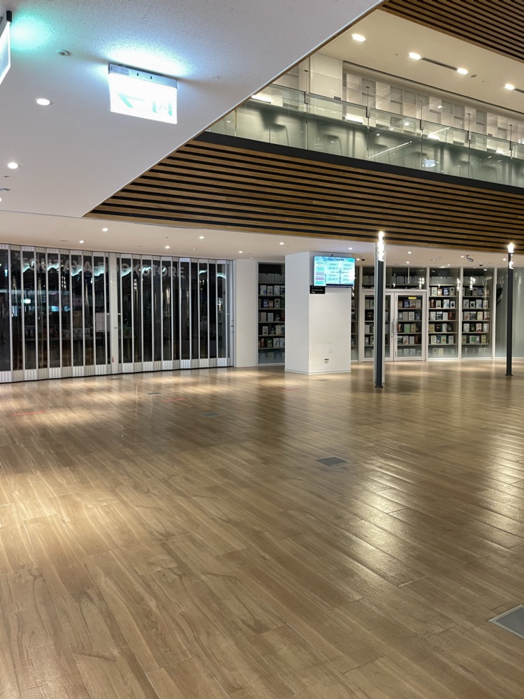 桃園市立圖書館總館內可以到達蔦屋書店。