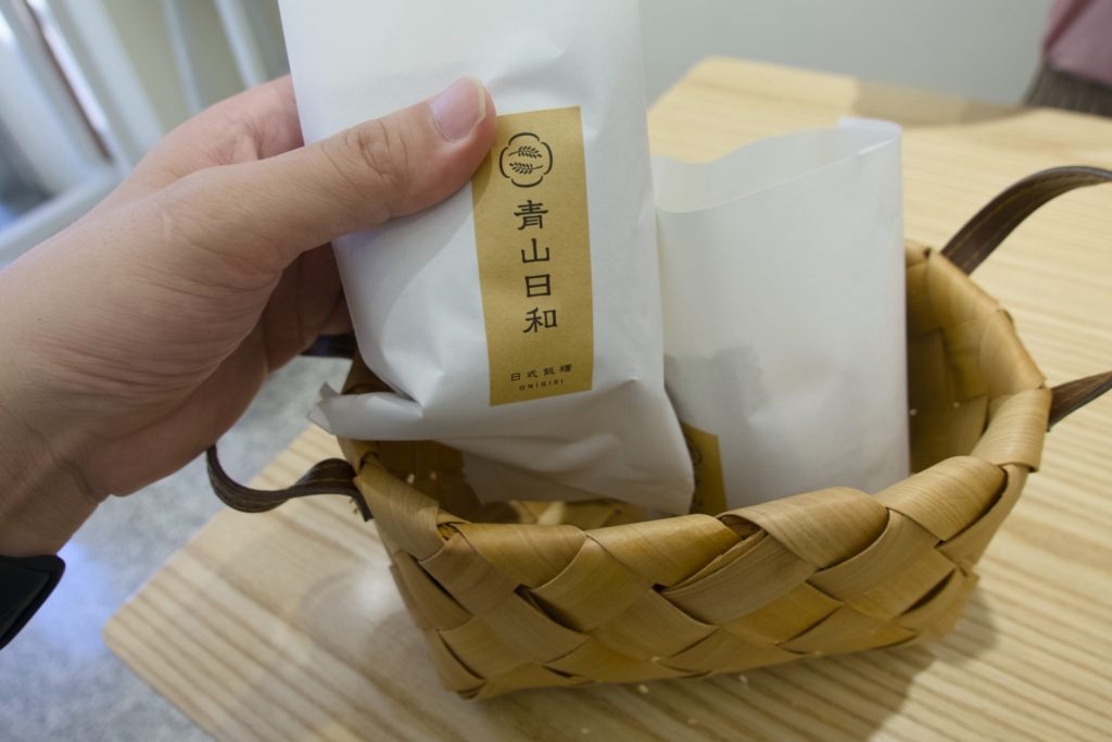 放在足籃中的飯糰好拍照