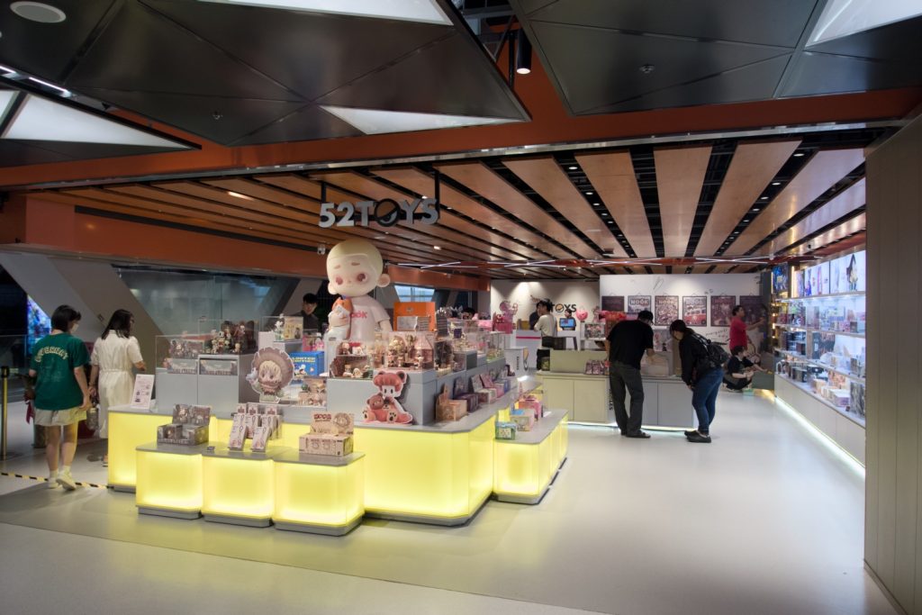 「萬代官方扭蛋專賣店」的隔壁是「52 toys 」這間特色玩具店