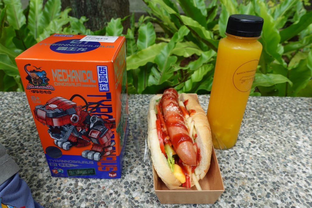 暖板凳食堂的熱狗與果汁