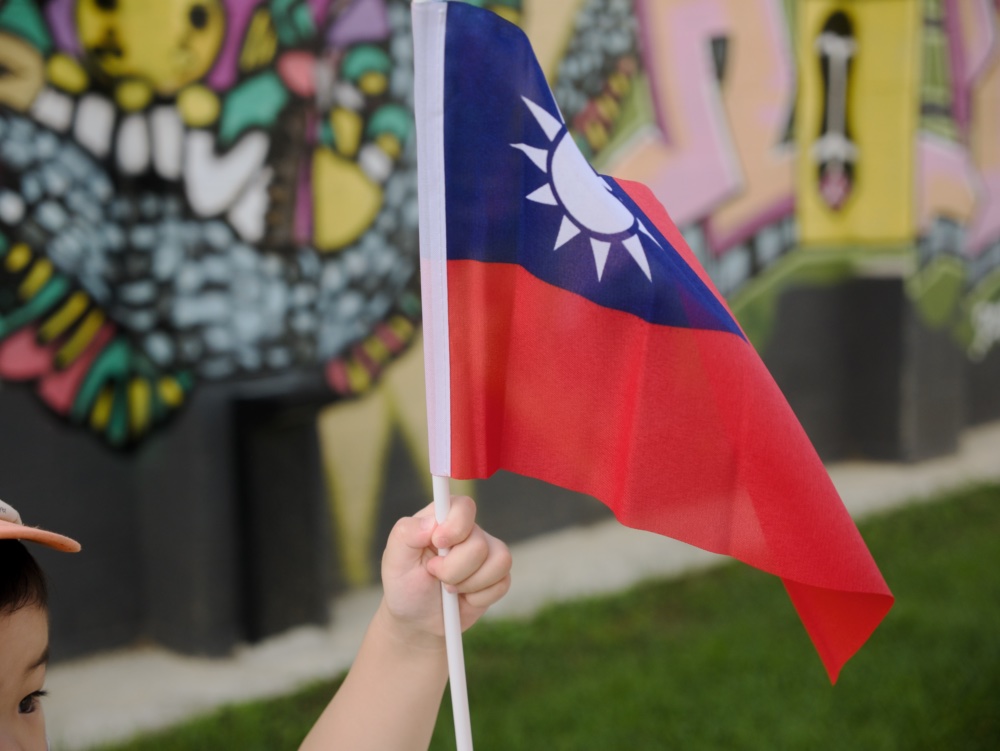 小朋友領取國旗後很開心